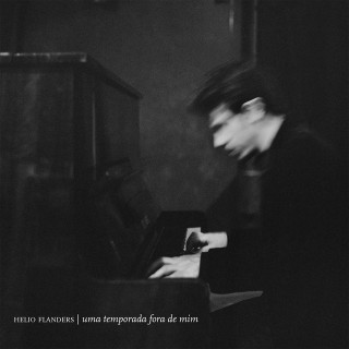 News Added Sep 10, 2015 With cover that exposes an intentionally blurred photo taken by Daryan Dornelles and art signed by Estúdio Clarabóia, Helio Flanders' first solo album, Uma Temporada Fora de Mim (A Season Out of Me), will be available on digital platforms from tomorrow, September 11th, in an edition from the label Deck. […]