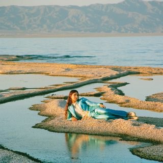 News Added Aug 10, 2016 The new Weyes Blood record, Front Row Seat To Earth, is the folk music of the near future. Natalie Mering, the being behind Weyes Blood, embeds her sublime song in a harmonic gauze of arpeggiated piano, acoustic guitar, druggy horns, and outer space electronics. Propulsive, spare drums carry us across […]