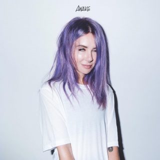 News Added Apr 05, 2018 With a sound as big as her name is punny, Alison Wonderland is a Sydney-based EDM producer and DJ who began her music career on the opposite side of the spectrum, as a classically trained cellist. She spent a few years DJ'ing before releasing her debut single, "Get Ready," in […]